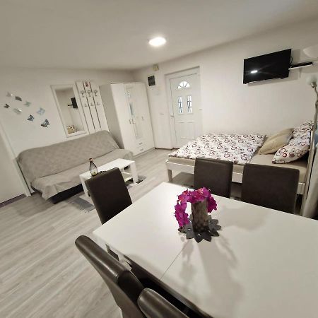 Guesthouse Ella スルニュ エクステリア 写真